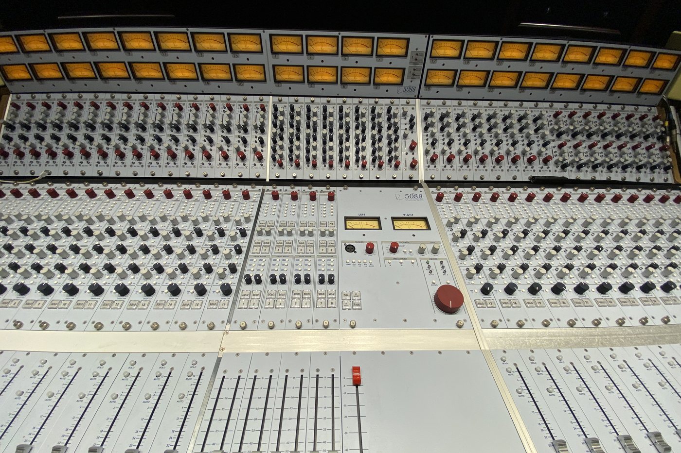 The Rupert Neve Designs 5088 console at Major Mixing